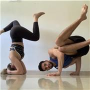 Instructora deportiva ofrece sesiones de yoga, iniciación al yoga o avanzado